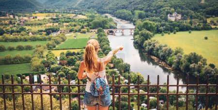 Foto de Mujer señalando el río Dordoña Vista panorámica- Francia - Imagen libre de derechos