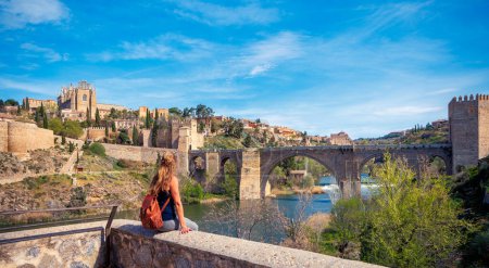 Téléchargez les photos : Touriste femme dans la ville de Tolède Espagne - en image libre de droit