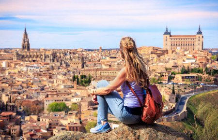Foto de Mujer viajando en Europa- Vista panorámica de la ciudad de Toledo en España - Imagen libre de derechos