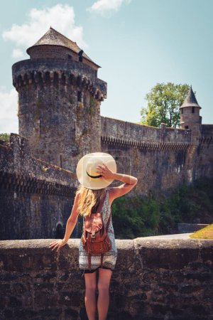 Téléchargez les photos : Touriste femme à Vannes- France- Bretagne - en image libre de droit