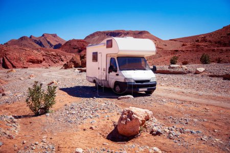 Foto de Autocaravana en el desierto- Aventura, viaje por carretera, concepto de vagabundeo - Imagen libre de derechos