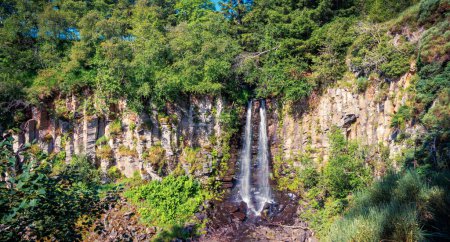 Téléchargez les photos : Cascade dans un paysage sauvage Auvergne en France - en image libre de droit
