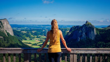 Foto de Mujer mirando el hermoso panorama del paisaje de Auvernia en Francia (Sanadoire y rocas Tuiliere) Volcán Auvernia, Montaña Monts Dore - Imagen libre de derechos