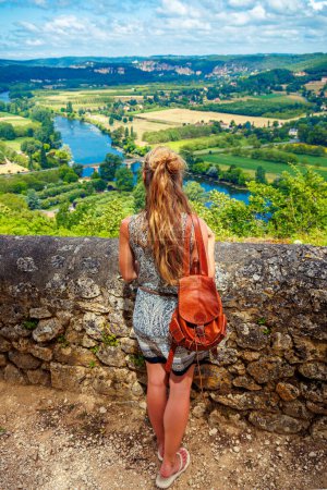 Foto de Mujer mirando el valle de Dordogne y el río en Francia- Turismo, destino de viaje, concepto de vacaciones - Imagen libre de derechos