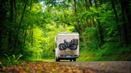 Foto de Autocaravana en el bosque-viajes, aventura, concepto de viaje por carretera - Imagen libre de derechos