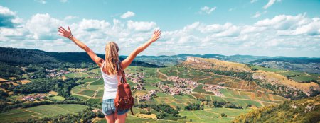 Téléchargez les photos : Femme heureuse voyageant en France bénéficiant d'une vue panoramique sur le paysage bourguignon- Saone et Loire - en image libre de droit