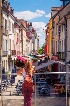 Téléchargez les photos : Touriste femme dans la rue Chalon-sur-Saône Bourgogne en France - en image libre de droit
