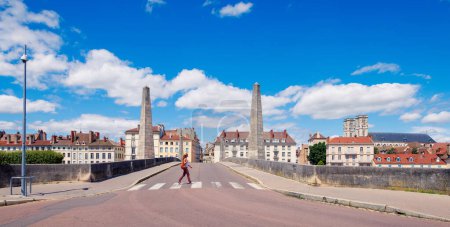 Téléchargez les photos : Paysage urbain de Chalon-sur-Saône, Bourgogne en France- femme traversant la rue au croisement piétonnier - en image libre de droit