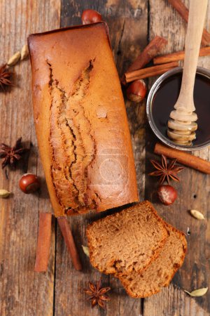 Téléchargez les photos : Gâteau au pain d'épice avec épices et miel - en image libre de droit