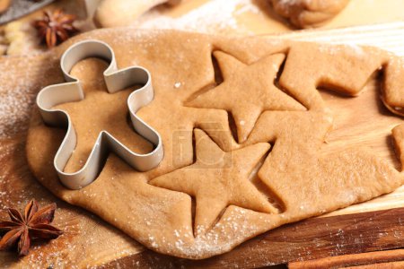 Foto de Hornear galletas de navidad- galletas tradicionales de jengibre de Navidad - Imagen libre de derechos