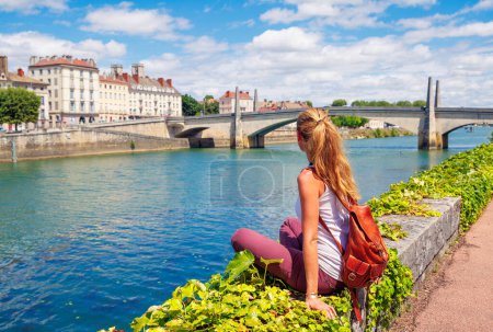 Téléchargez les photos : Femme touriste voyageant en France- Bourgogne, Chalon-sur-Saone - en image libre de droit