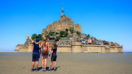 Foto de Familia viajando en Francia- famoso turista de Le Mont Saint Michel - Normandía - Imagen libre de derechos