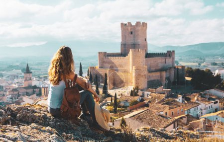 Téléchargez les photos : Femme touriste appréciant Villena Castle, Province d'Alicante, Espagne - en image libre de droit