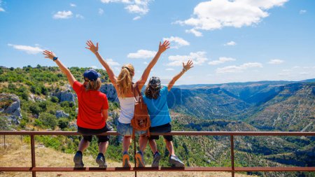 Familie genießt Panoramablick auf die Landschaft Frankreichs - Reisen, Ausflugstourismus, Abenteuerkonzept - Cirque de Navacelles, Herault, Larzac in Frankreich