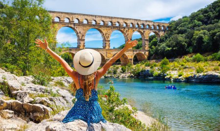 Foto de Mujer feliz visitando el Pont du Gard en Francia - Imagen libre de derechos
