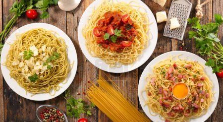 Téléchargez les photos : Spaghettis et différentes sortes de sauce- Carbonara, bolognaise et pesto- Alimentation italienne - en image libre de droit