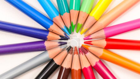Foto de Lápices de color para dibujar - Lápiz de color arco iris - Imagen libre de derechos