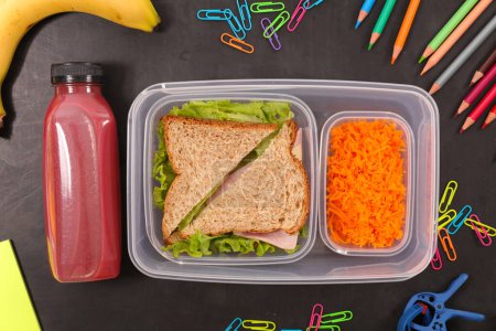 Téléchargez les photos : Boîte à lunch saine avec sandwich, jus de légumes et de fruits - en image libre de droit