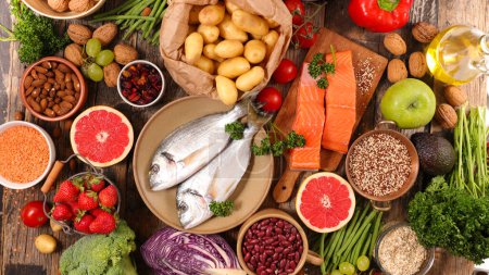 Foto de Dieta concepto de alimentos- pescado, composición de frutas y verduras - Imagen libre de derechos
