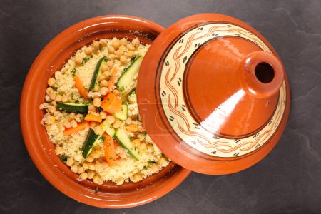 tajine tradicional marroquí, sémola y verdura vista superior