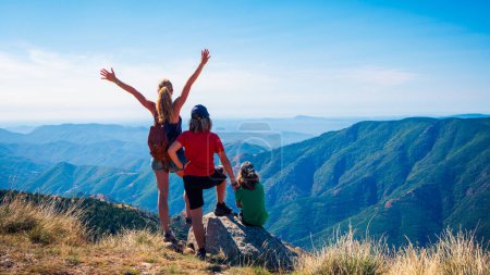 Téléchargez les photos : Joyeux voyage en famille dans les montagnes en France - en image libre de droit