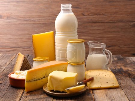 Foto de Surtido de productos lácteos: queso, leche, nata, yogur - Imagen libre de derechos