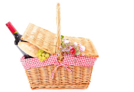Téléchargez les photos : Pique-nique avec des aliments frais, baguette, raisins et vin rouge isolé sur fond blanc - en image libre de droit