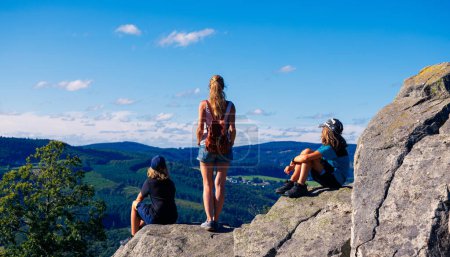 Téléchargez les photos : Femme et enfants au sommet de la montagne avec vue panoramique- Randonnée en famille, tourisme, concept d'aventure - en image libre de droit