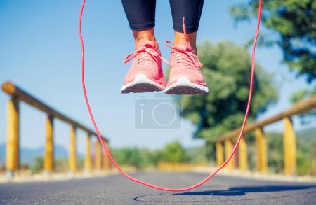 Foto de Primer plano en la mujer que hace ejercicio con saltar la cuerda - Imagen libre de derechos