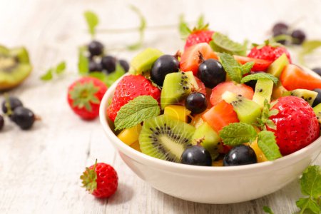Téléchargez les photos : Salade de fruits frais juteux saine alimentation - en image libre de droit