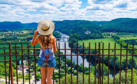 Foto de Mujer viajando en Francia- Dordogne paisaje y vista al río - Imagen libre de derechos