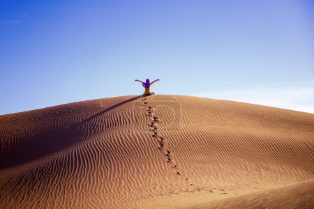 Foto de Duna de arena en el desierto, descalza y mujer en la parte superior con los brazos abiertos - Imagen libre de derechos