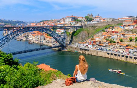 Téléchargez les photos : Voyageuse à Porto- Paysage urbain vue panoramique de Porto- Portugal - en image libre de droit