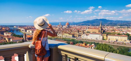 Téléchargez les photos : Femme heureuse avec les bras levés profitant panoramique de Florence Cityscape- tourisme d'excursion, Voyage, vacances en Italie-Europe, Florence - en image libre de droit