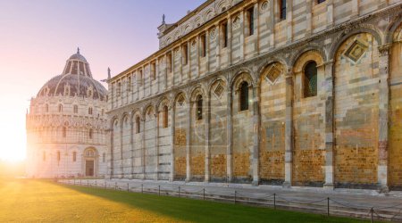 Téléchargez les photos : Belle architecture de la cathédrale de Pise au coucher du soleil- Tour tourisme, Voyage, vacances en Italie - en image libre de droit