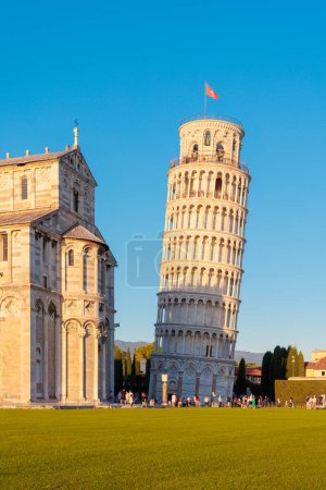 Téléchargez les photos : Tour de Pise-Pise, Cathédrale et la tour penchée en Italie le matin- tourisme, voyage, vacances en Europe - en image libre de droit