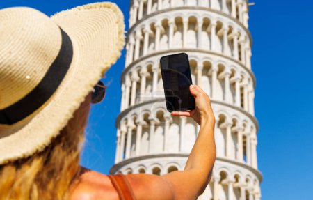 Téléchargez les photos : Touriste femme prenant des photos avec son smartphone- Italie, Pise tour - en image libre de droit