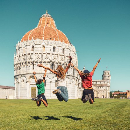 Téléchargez les photos : Joyeux saut en famille devant la tour et la cathédrale de Pise Italie - en image libre de droit