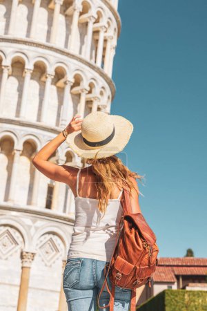 Téléchargez les photos : Voyageuse devant la tour penche- Pise, Toscane en Italie - en image libre de droit