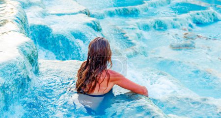 Foto de Mujer que se relaja en la piscina termal natural, baños termales en Italia, toscana, Saturna-salud, bienestar, relajarse - Imagen libre de derechos