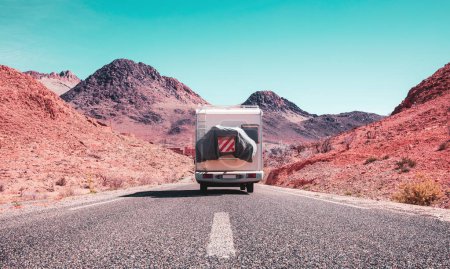 Téléchargez les photos : Voyage de vacances en camping-car dans un paysage désertique - en image libre de droit