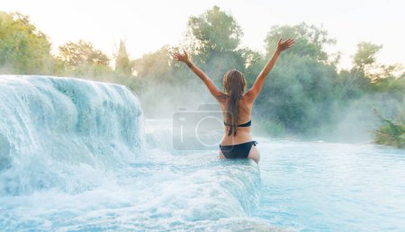 Foto de Mujer joven relajante en la piscina spa al aire libre-Termas en Toscana, Italia, Saturna-spa termal natural - Imagen libre de derechos