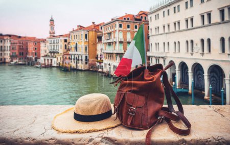 Italien Reisezielkonzept - Hut, Tasche und italienische Flagge in Venedig