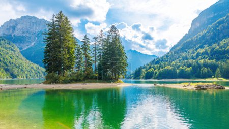 Téléchargez les photos : Lago del Predil- Lac de montagne avec eau ermerald en Italie - en image libre de droit