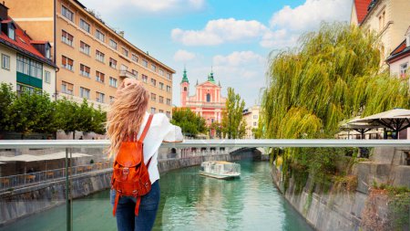 Téléchargez les photos : Tourisme féminin voyageant en Slovène- Capitale ljubljana- Europe - en image libre de droit