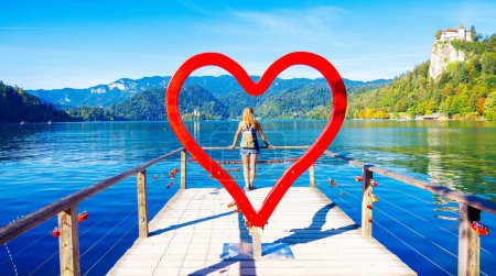 Foto de Turista femenina disfrutando del lago Bled en Eslovenia - Imagen libre de derechos