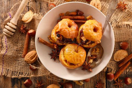 Foto de Manzanas al horno con especias- postre comida de otoño - Imagen libre de derechos