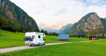 Téléchargez les photos : Campeur sur la route, montagne dans le fond- Voyage, tourisme d'excursion, vacances en Slovénie-Europa - en image libre de droit