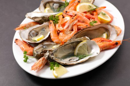 Téléchargez les photos : Assiette de crevettes et d'huîtres, fruits de mer frais - en image libre de droit