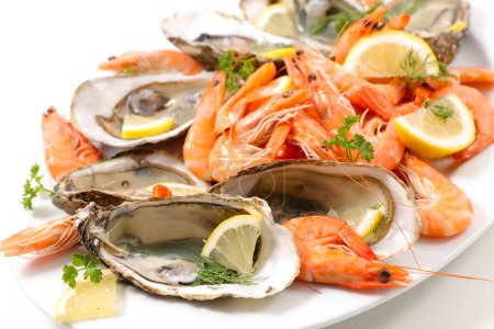 Téléchargez les photos : Assiette de crevettes et d'huîtres - en image libre de droit